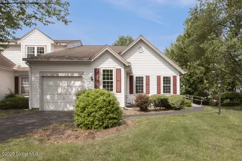 17 Malibu Hl, Rensselaer, NY 12144