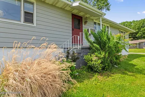 19 Valleyview Dr, Troy, NY 12180