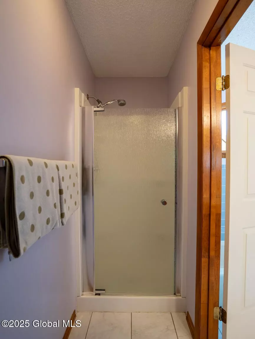 Bath - 23 Rockefeller Blvd, Rensselaer, NY 12144 photo 4 of 5