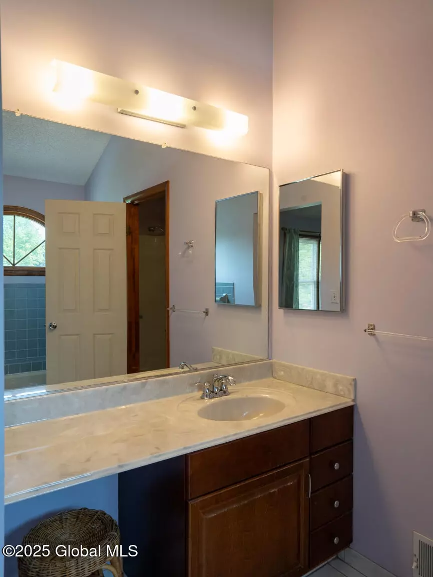 Bath - 23 Rockefeller Blvd, Rensselaer, NY 12144 photo 2 of 5