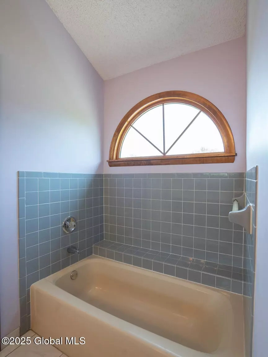 Bath - 23 Rockefeller Blvd, Rensselaer, NY 12144 photo 3 of 5