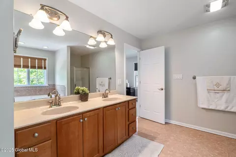 Bath - 3014 Patrick Rd, Schenectady, NY 12303 photo 3 of 7