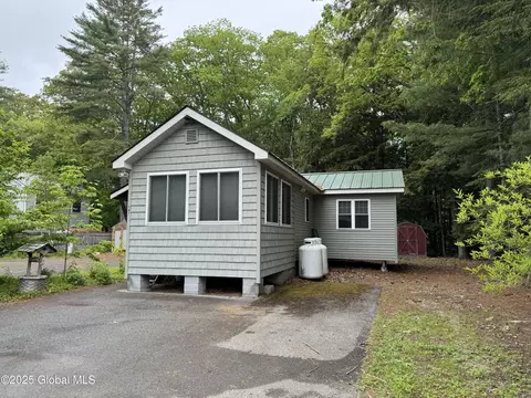 147 Lakeview Ave, Mayfield, NY 12117