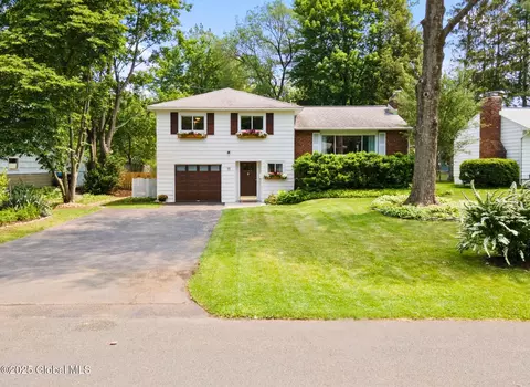 11 Greenock Rd, Delmar, NY 12054
