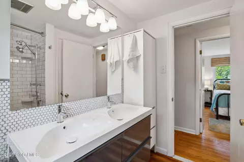 Bath - 11 Greenock Rd, Delmar, NY 12054 photo 4 of 6