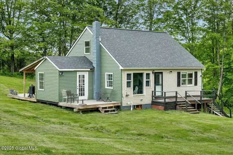 16 Newcombs Ln, Melrose, NY 12121