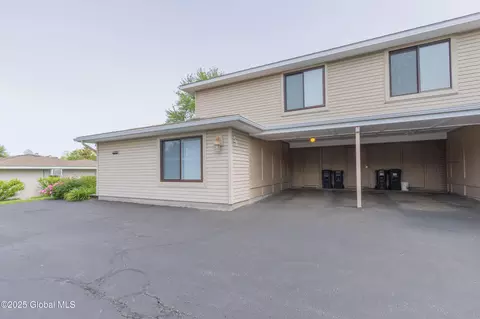 51 Yorkshire Dr, East Greenbush, NY 12061