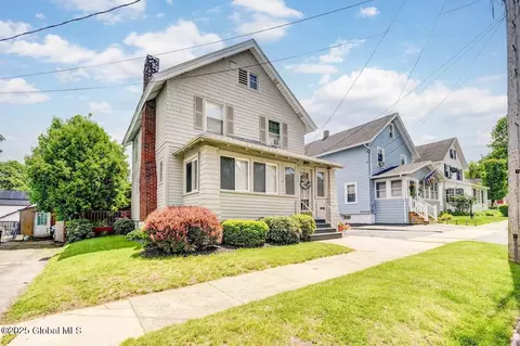 33 Monroe St, Gloversville, NY 12078