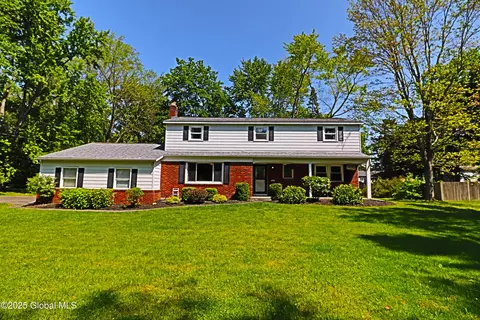 24 Valdepenas Ln, Clifton Park, NY 12065