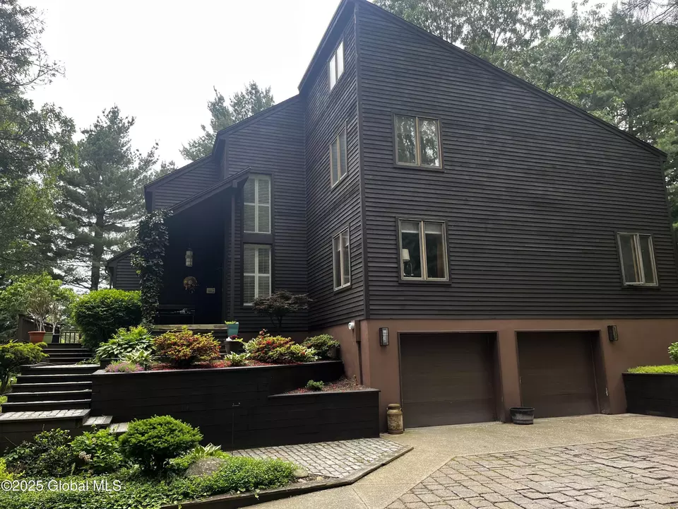 Exterior - 27 Park Dr, Menands, NY 12204 photo 2 of 4
