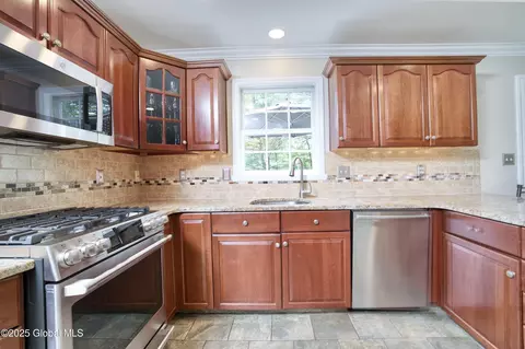 Kitchen - 10 Cygnet Cir, Slingerlands, NY 12159 photo 3 of 6