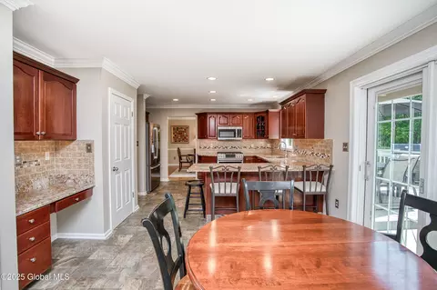 Kitchen - 10 Cygnet Cir, Slingerlands, NY 12159 photo 4 of 6
