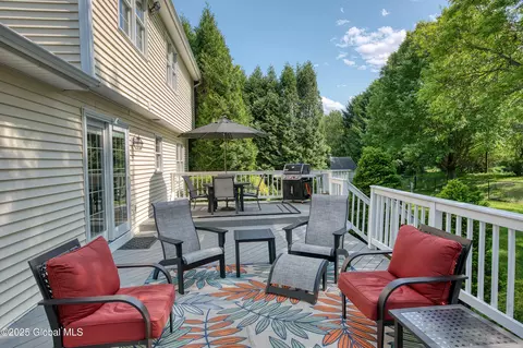 Exterior - 10 Cygnet Cir, Slingerlands, NY 12159 photo 7 of 10