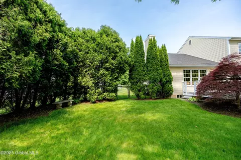Exterior - 10 Cygnet Cir, Slingerlands, NY 12159 photo 9 of 10