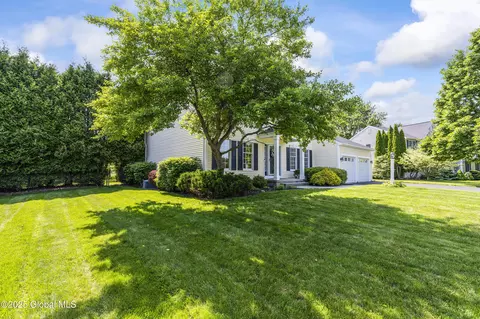 Exterior - 10 Cygnet Cir, Slingerlands, NY 12159 photo 2 of 10