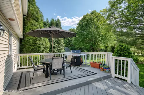 Exterior - 10 Cygnet Cir, Slingerlands, NY 12159 photo 5 of 10