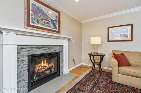 Living - 10 Cygnet Cir, Slingerlands, NY 12159 photo 4 of 5