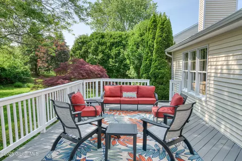 Exterior - 10 Cygnet Cir, Slingerlands, NY 12159 photo 6 of 10