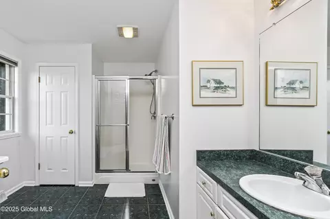 Bath - 10 Cygnet Cir, Slingerlands, NY 12159 photo 2 of 5