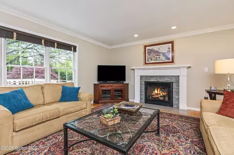 Living - 10 Cygnet Cir, Slingerlands, NY 12159 photo 3 of 5