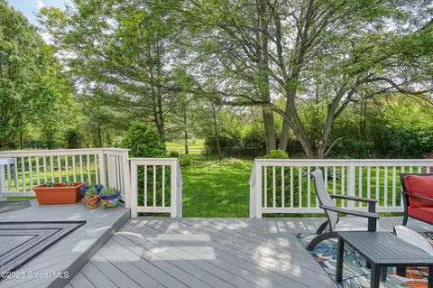 Exterior - 10 Cygnet Cir, Slingerlands, NY 12159 photo 4 of 10