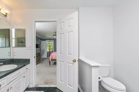 Bath - 10 Cygnet Cir, Slingerlands, NY 12159 photo 4 of 5