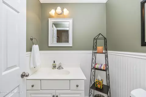 Bath - 10 Cygnet Cir, Slingerlands, NY 12159 photo 1 of 5