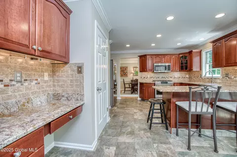 Kitchen - 10 Cygnet Cir, Slingerlands, NY 12159 photo 6 of 6