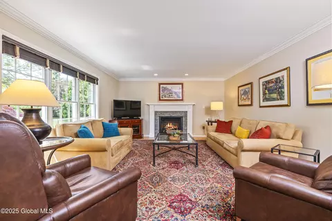 Living - 10 Cygnet Cir, Slingerlands, NY 12159 photo 2 of 5