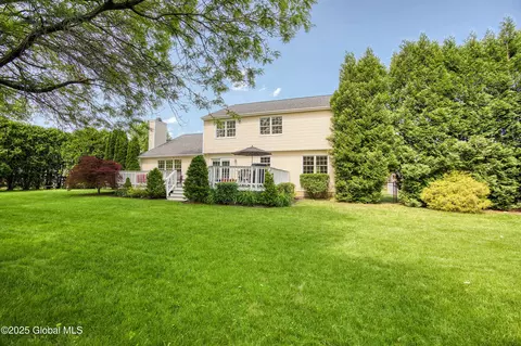 Exterior - 10 Cygnet Cir, Slingerlands, NY 12159 photo 8 of 10