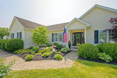 5 Mallard Cv, Ballston Lake, NY 12019