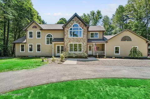 14 Stone Pine Ln, Queensbury, NY 12804