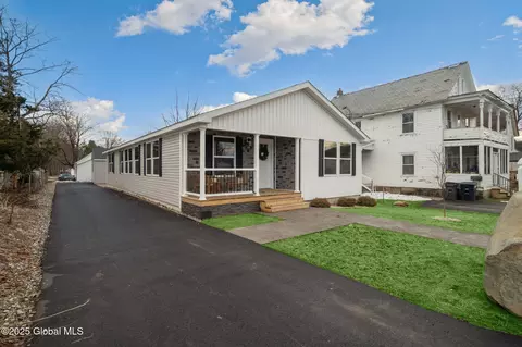 24 Oak St, Corinth, NY 12822