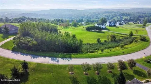 18 Edinburgh Dr, East Schodack, NY 12063