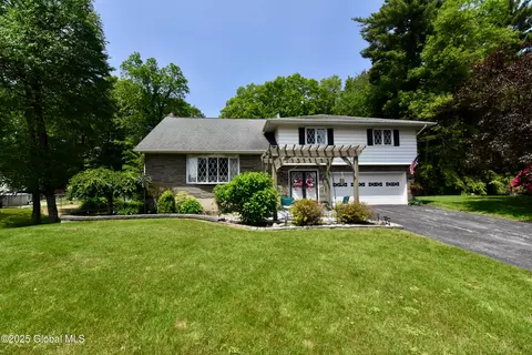 9 Arnold Dr, Clifton Park, NY 12065