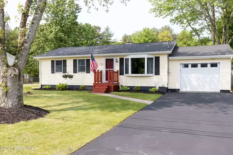 9 Wintergreen Rd, Queensbury, NY 12804