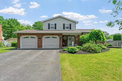 28 Elizabeth Dr, Voorheesville, NY 12186