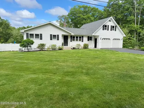 59 Mountainview Ter, Rensselaer, NY 12144