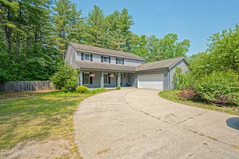 10 Sugar Pine Rd, Queensbury, NY 12804