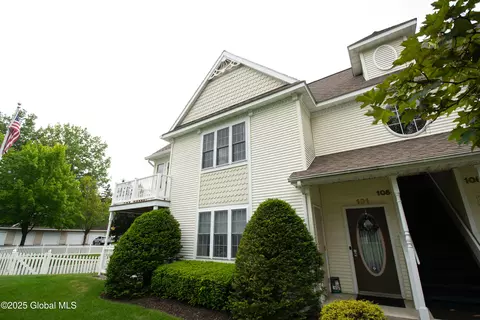 105 Mallards Pond Ln, Schenectady, NY 12303