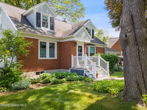 2016 Careleon Rd, Schenectady, NY 12303 photo 2