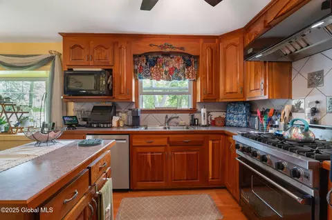 2016 Careleon Rd, Schenectady, NY 12303 photo 11