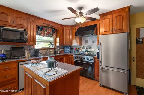 2016 Careleon Rd, Schenectady, NY 12303 photo 10