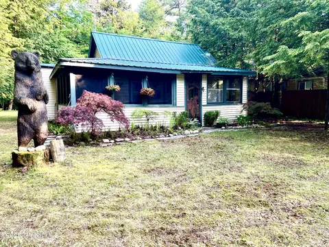 847 Lake Ave, Lake Luzerne, NY 12846