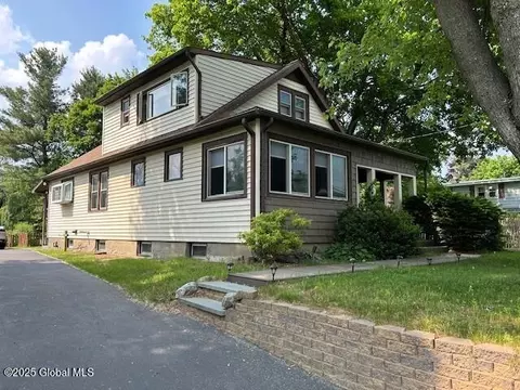 92 Fiddlers Ln, Latham, NY 12110