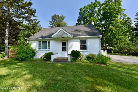 102 Willow St, Guilderland, NY 12084