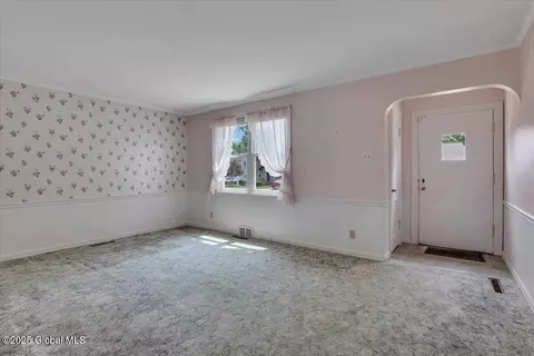 327 Sullivan Rd, Schenectady, NY 12304 photo 5