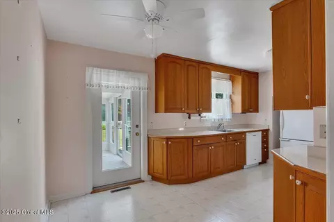 327 Sullivan Rd, Schenectady, NY 12304 photo 10