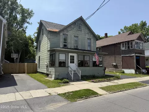 32 5th Ave, Gloversville, NY 12078