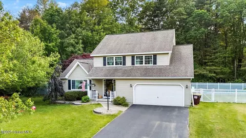 32 Kara Ln, Clifton Park, NY 12065